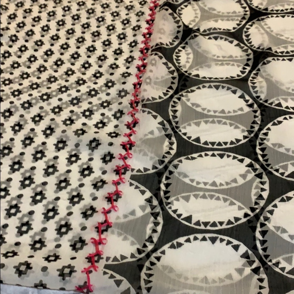 Echo Infinity Black & White Scarf - Picture 6 of 8